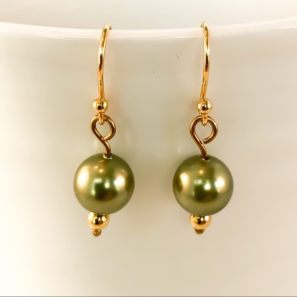 Jewelry - ❤️Powder Green Pearl Earrings Gold Earhooks❤️